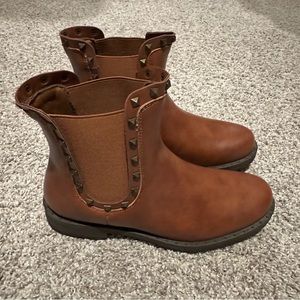NWT Olivia Miller Belle Studded Cognac Chelsea Boots